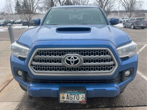 Used 2016 Toyota Tacoma TRD Sport image 2