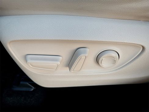 Used 2023 Toyota Highlander XLE image 28