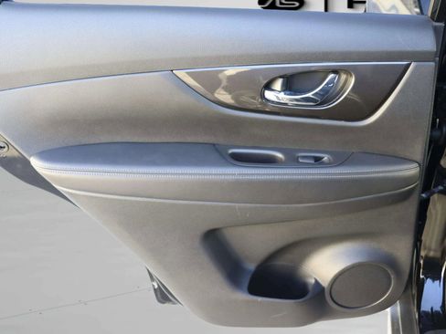 Used 2019 Nissan Rogue SV w/ Premium Package image 25