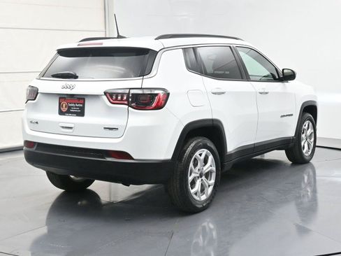 Used 2025 Jeep Compass Latitude AWD/4WD image 5