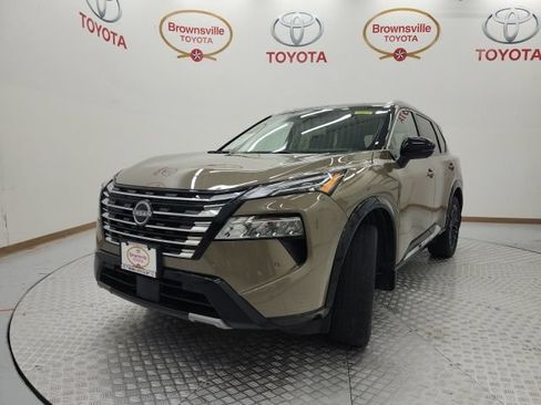 Used 2024 Nissan Rogue Platinum FWD image 2