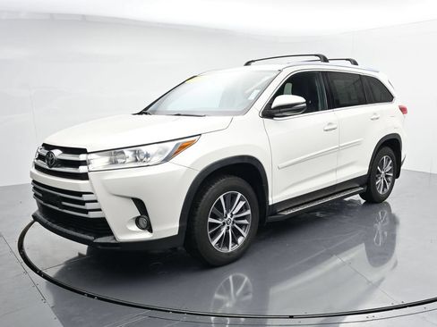 Used 2019 Toyota Highlander XLE AWD/4WD image 4