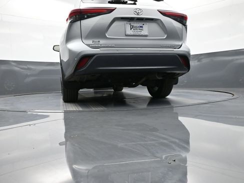 Certified 2024 Toyota Highlander Limited AWD/4WD image 33
