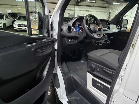 Used 2025 Mercedes-Benz Sprinter 2500 image 19
