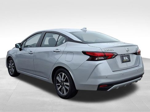 Used 2021 Nissan Versa SV image 4