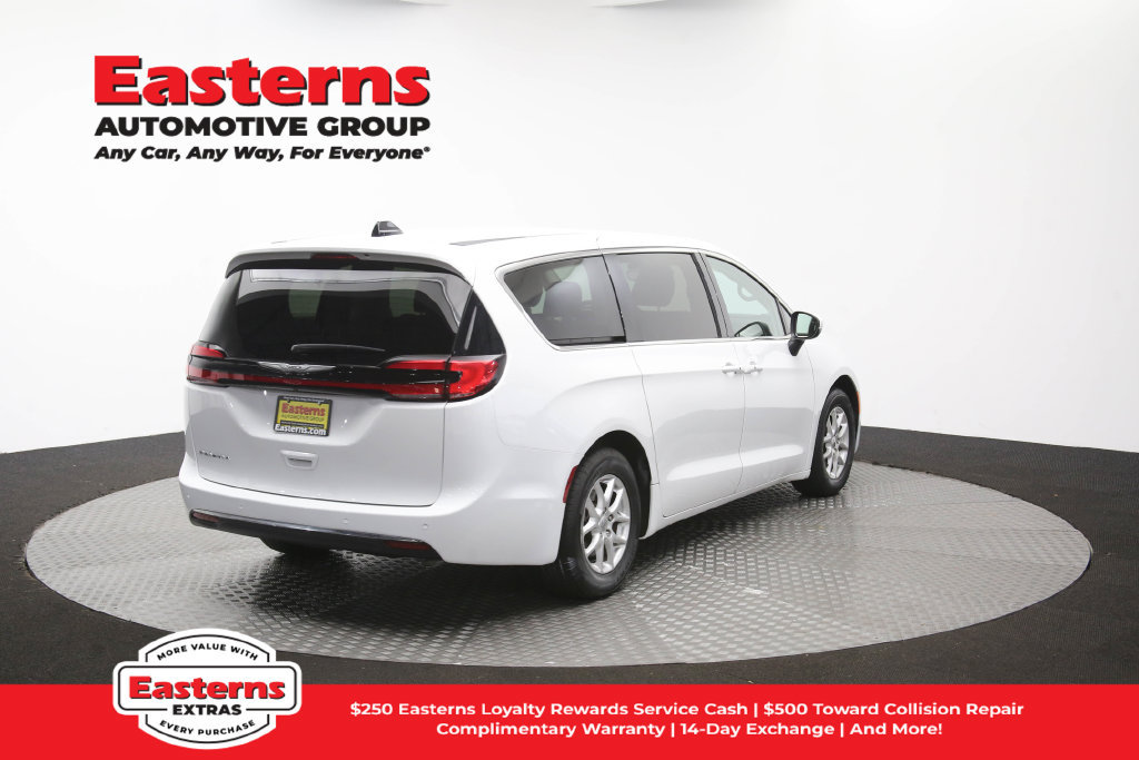Used 2023 Chrysler Pacifica Touring-L FWD image 44