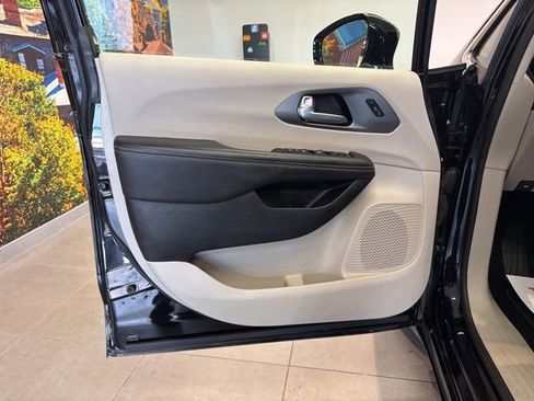 Used 2024 Chrysler Pacifica Touring-L image 22