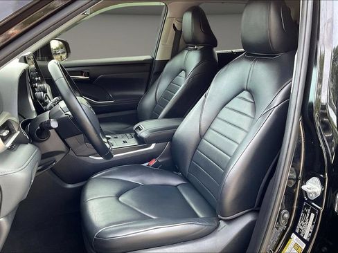 Used 2022 Toyota Highlander XLE FWD image 23
