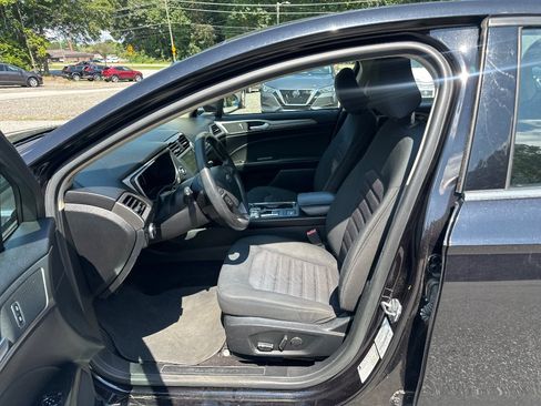Used 2020 Ford Fusion SE FWD image 11