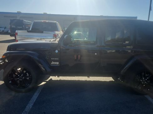 Used 2024 Jeep Wrangler Unlimited Sahara AWD/4WD image 5