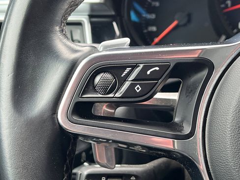 Used 2018 Porsche Macan image 32