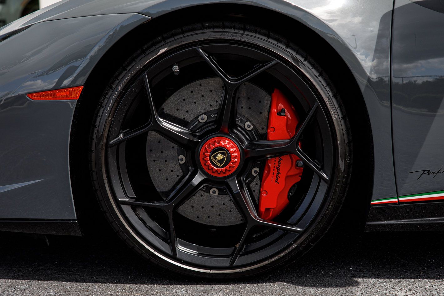 Used 2018 Lamborghini Huracan Performante AWD/4WD image 8