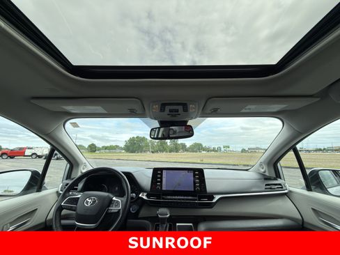 Used 2022 Toyota Sienna XLE w/ XLE Plus Package FWD image 21