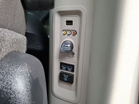 Used 2016 Chrysler Town & Country Touring-L image 12