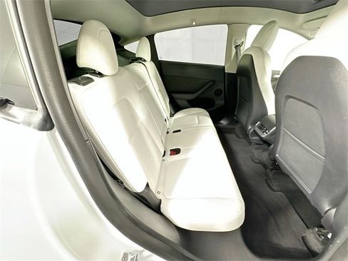 Used 2022 Tesla Model Y Long Range image 24