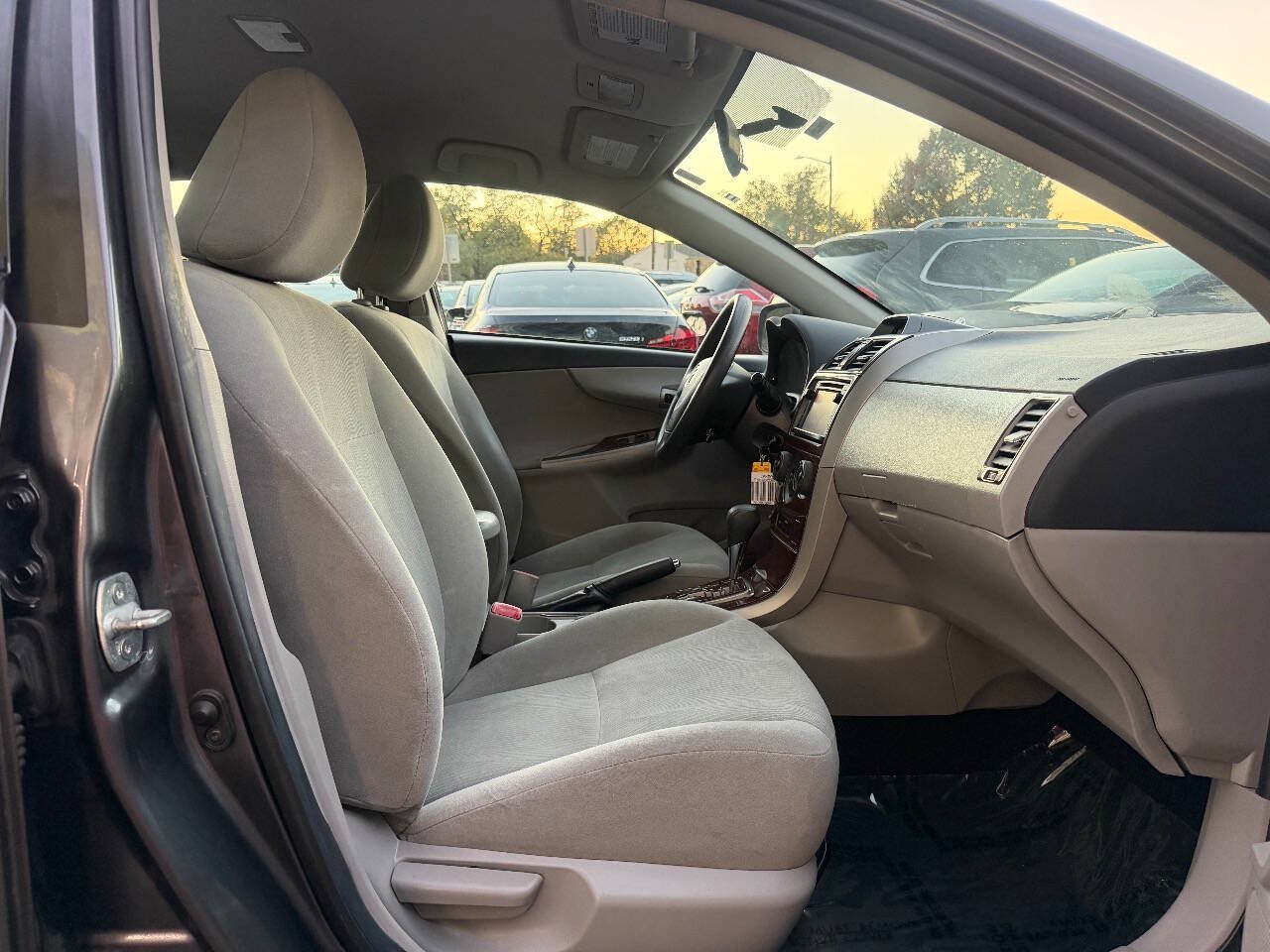 Used 2013 Toyota Corolla LE FWD image 16