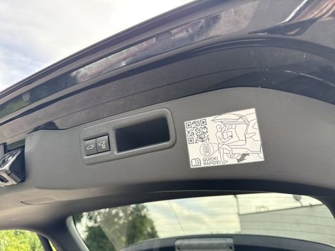 Used 2023 Toyota Venza LE image 29