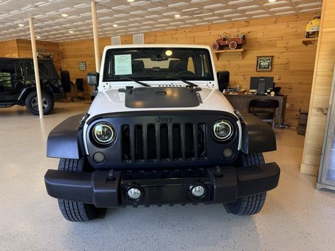Used 2014 Jeep Wrangler Unlimited Sahara AWD/4WD image 3