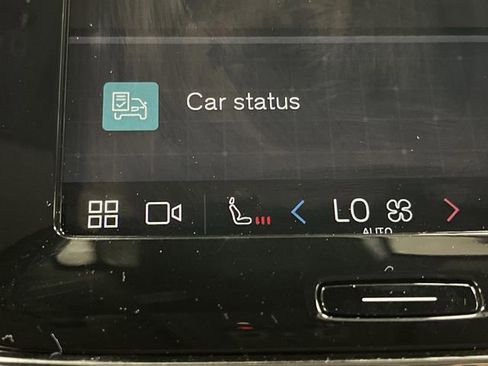 Used 2024 Volvo XC40 B5 Plus image 8