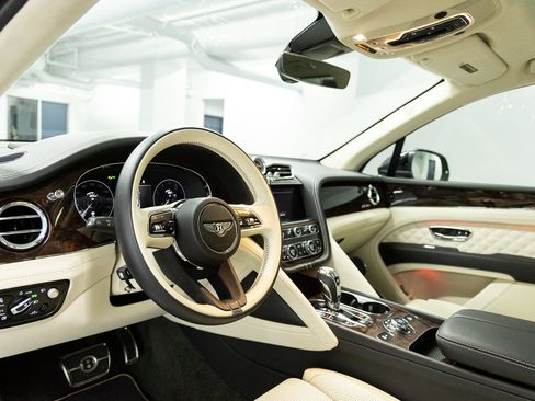 Used 2023 Bentley Bentayga AWD/4WD image 39