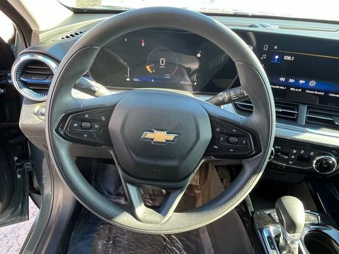 Used 2025 Chevrolet Trax LT image 11
