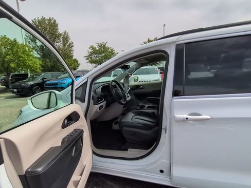 Used 2022 Chrysler Pacifica Touring-L AWD/4WD image 24