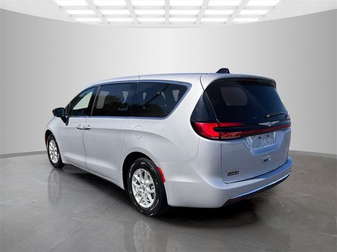 Used 2024 Chrysler Pacifica Touring-L image 4