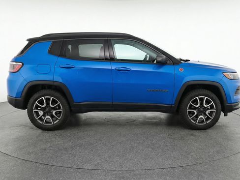 Used 2025 Jeep Compass Trailhawk image 11