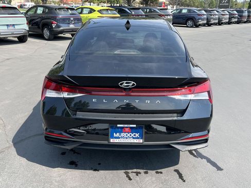 Used 2022 Hyundai Elantra SEL w/ Convenience Package FWD image 9