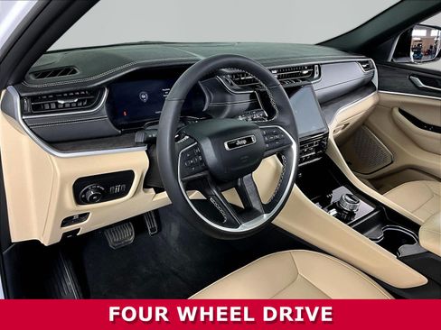 Used 2025 Jeep Grand Cherokee Limited AWD/4WD image 17