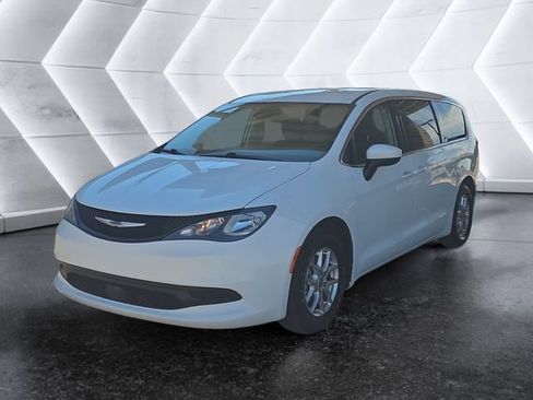 Used 2023 Chrysler Voyager LX image 3