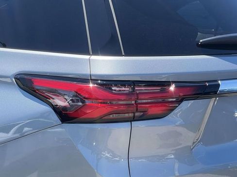 Used 2023 Chevrolet Traverse LT FWD image 11