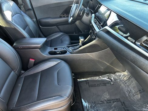 Certified 2022 Kia Niro Touring Special Edition image 10