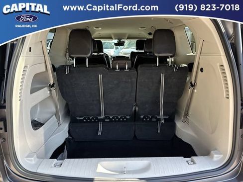 Used 2023 Chrysler Pacifica Touring-L FWD image 16