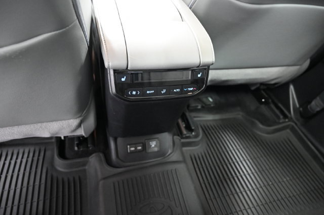 Used 2022 Toyota Highlander Platinum AWD/4WD image 30