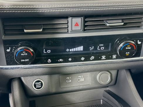 Used 2023 Nissan Rogue SV w/ SV Premium B Package image 17