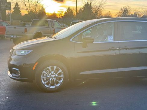 Used 2023 Chrysler Pacifica Touring-L AWD/4WD image 12