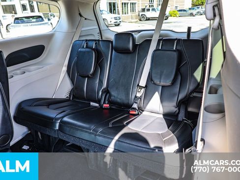 Used 2024 Chrysler Pacifica Touring-L image 22