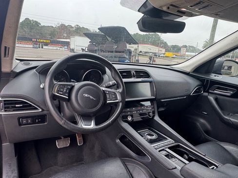Used 2019 Jaguar F-PACE Prestige image 10