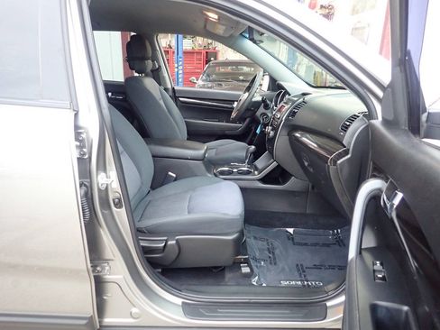 Used 2012 Kia Sorento LX w/ Convenience Pkg FWD image 22