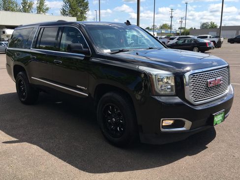 Used 2017 GMC Yukon XL Denali w/ Open Road Package AWD/4WD image 9