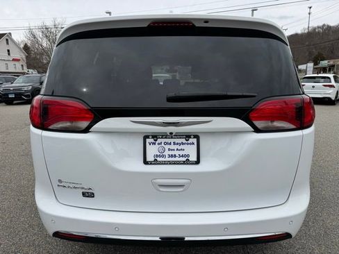 Used 2020 Chrysler Pacifica Touring-L image 6