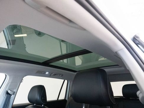 Used 2022 Volkswagen Tiguan SE FWD image 4
