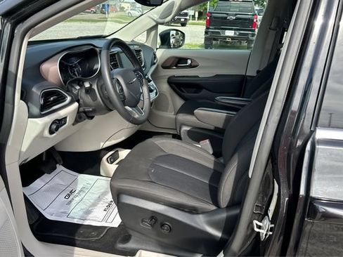 Used 2023 Chrysler Voyager LX FWD image 9