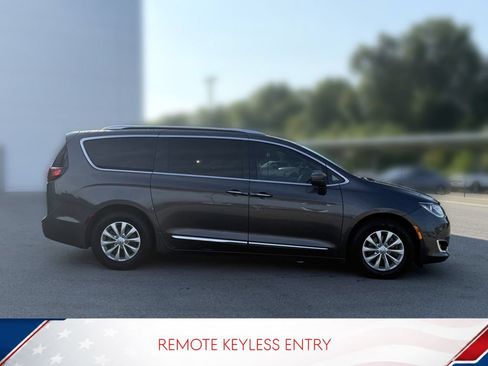 Used 2019 Chrysler Pacifica Touring-L FWD image 4