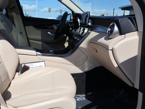 Used 2019 Mercedes-Benz GLC 300 4MATIC image 28
