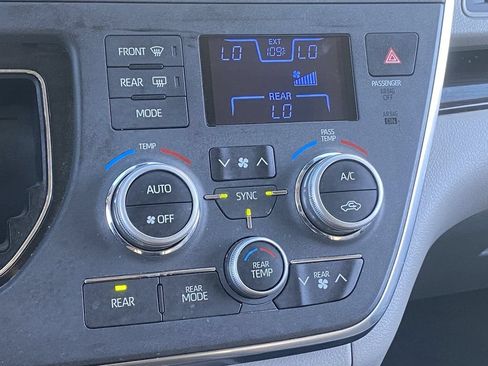 Used 2019 Toyota Sienna XLE FWD image 29