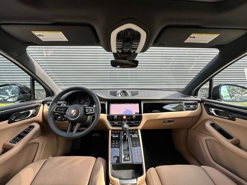 Certified 2025 Porsche Macan image 31