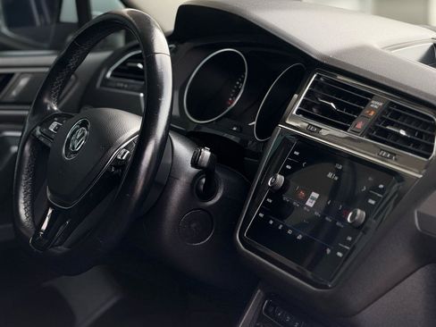 Used 2019 Volkswagen Tiguan SE w/ Panoramic Sunroof Package image 14