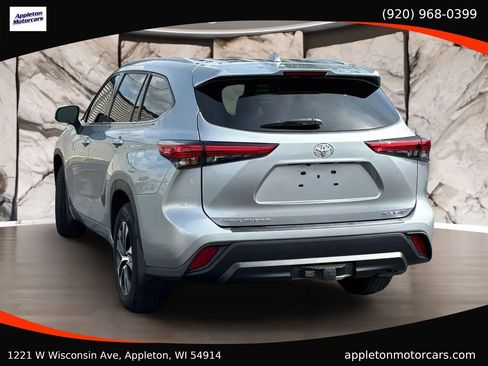 Used 2022 Toyota Highlander XLE AWD/4WD image 5